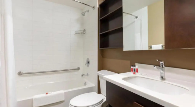 Четырёхместный номер Business Microtel Inn and Suites by Wyndham Weyburn