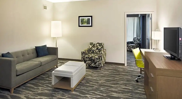 Двухместный люкс с 2 комнатами Holiday Inn Augusta West I-20 by IHG
