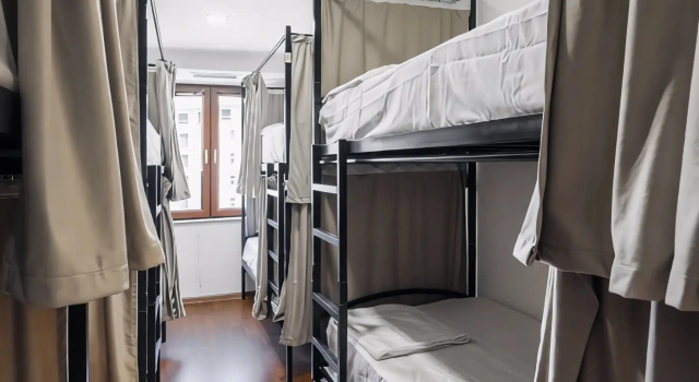 Seng i sovesal (sovesal til mænd) med udsigt over gårdspladsen Hostel Best Way Inn