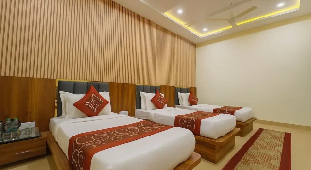 Трёхместный номер Deluxe Hotel Jyotirlinga- One Way Drop to Mahakal Temple