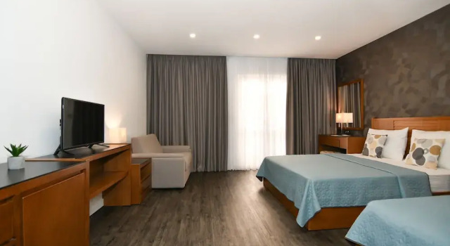 Трёхместный номер Standard с балконом и с видом на сад Hotel Perla