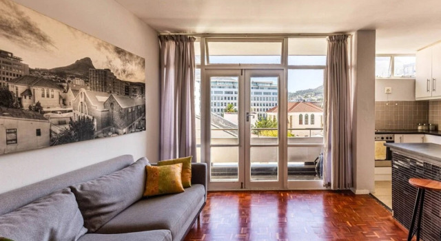 Secure Studio Apartment. With Mountain Views and a Pool, Забронировать Апартаменты/квартира Отели Кейптауна с бассейном, рядом с South African National Gallery, Бассейн