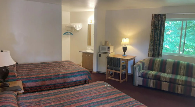 Четырёхместный номер Deluxe Lakeside Motel