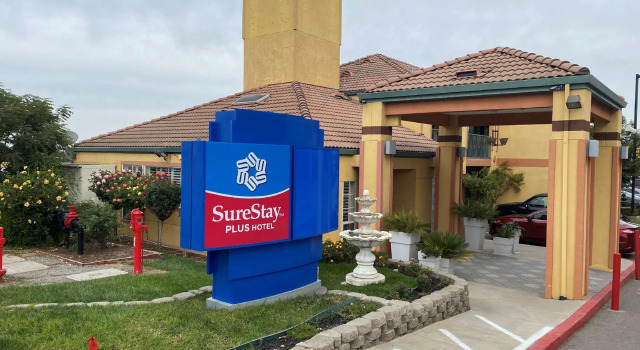 Кровать в общем номере SureStayPlus Hotel by Best Western San Jose Central City