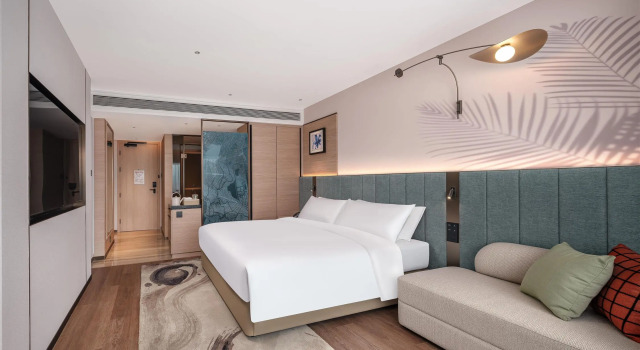 Номер Standard с балконом Hilton Garden Inn Zhoushan Mount Putuo