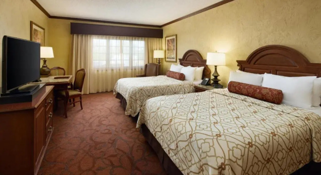 Четырёхместный номер Standard с частичным видом Chateau on the Lake Resort Spa and Convention Center