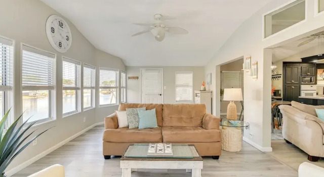 Deck & Pool Access: Myrtle Beach Getaway, Забронировать Дом для отпуска Коттеджи Южной Каролины, Коттедж
