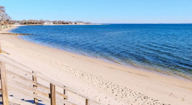 Коттедж Beachfront Retreat - 5BR Home With Stunning Views