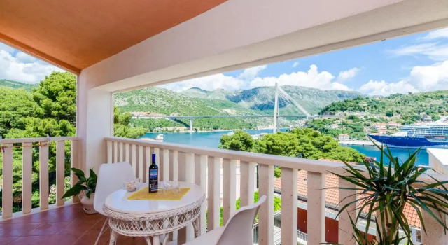 Студия с балконом и с видом на море Guest House Avdic