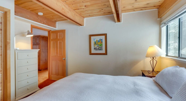 Коттедж с 5 комнатами Donner Lake Views: Rustic Truckee Cabin