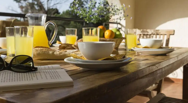 Spacious apartment with balcony on the east coast of Corsica, Varaa Huoneisto Linguizzetta 