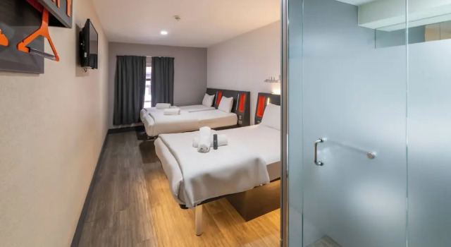Четырёхместный семейный номер Standard easyHotel Leeds