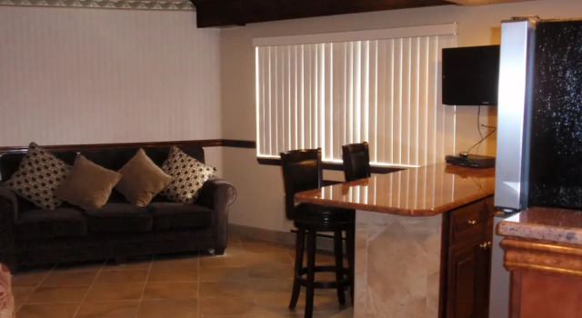Семейный люкс Chalet Inn & Suites