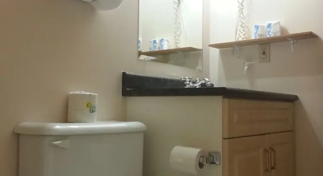 Кровать в общем номере Fuller Lake Chemainus Motel