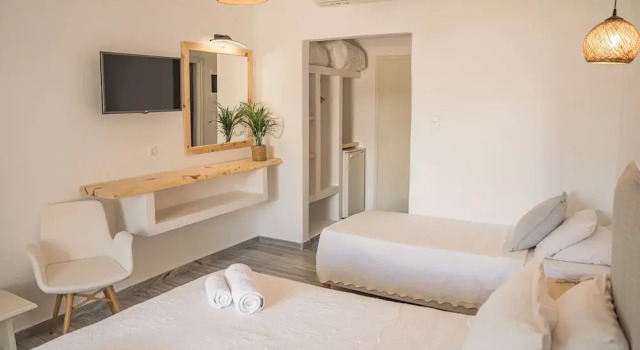 Трёхместный номер Standard с балконом и с видом на сад Christiana Hotel
