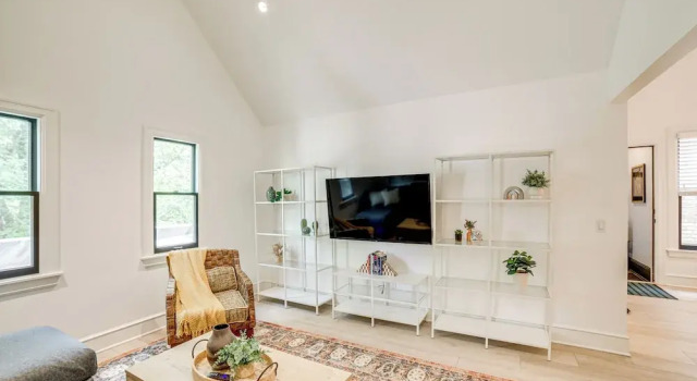 1 Mi to Dtwn Grand Rapids: Chic Condo w/ Balcony!, Забронировать Апартаменты/квартира Апартаменты Гранд-Рапидс, рядом с Театр Dog Story, Апартаменты/квартира