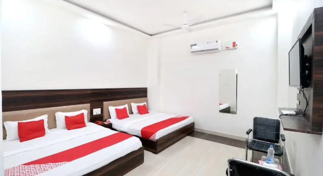 Люкс OYO 16379 Hotel LivInn Hub
