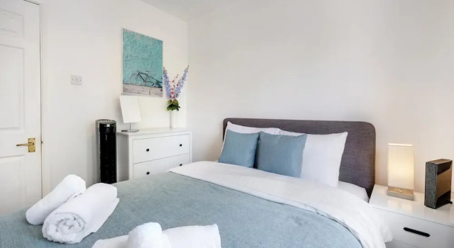 Sharp Close 4 Bedroom 2 Bath - Aylesbury, Забронировать Отель Отели Эйлсбери 3 звезды, рядом с Музей графства Бакингемшир, 3*