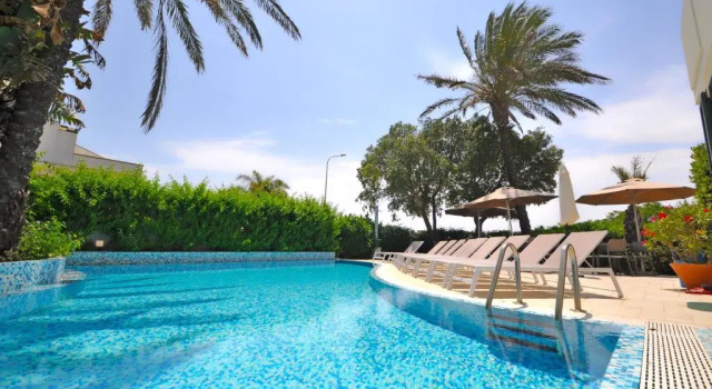 Ara Inn Resort, Забронировать Курортный отель Отели Удженто с бассейном, Бассейн