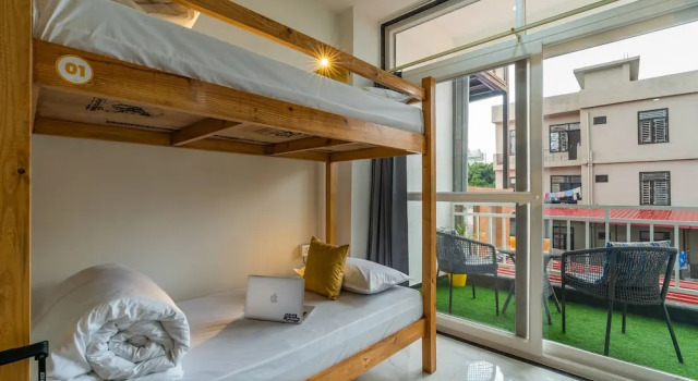 Кровать в общем номере The Social Stays Dehradun