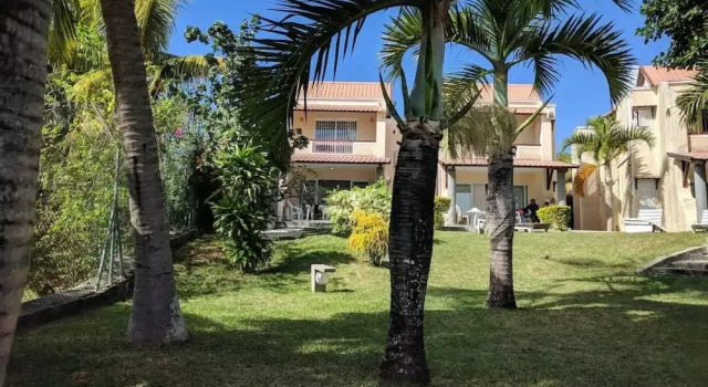 Коттедж Residence With 6 Seafront Bungalows and Swimming