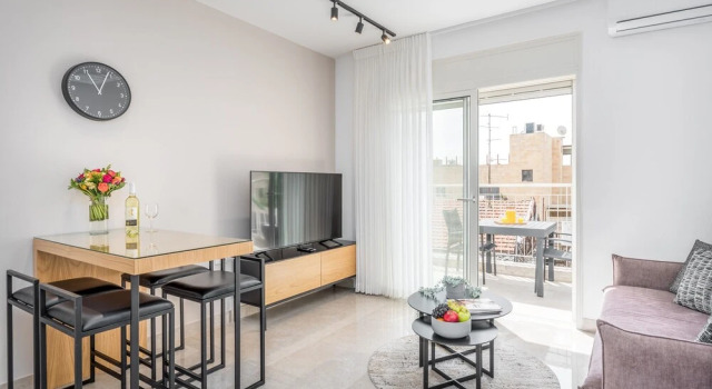 Stunning ONE bdr big Balcony