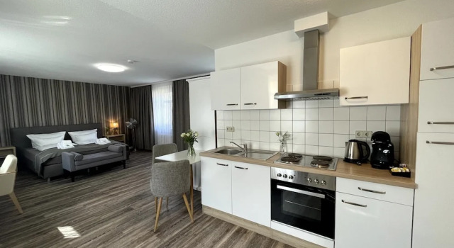 Estudio "Zur Altstadt - Am Fuße der Osterburg" Gaststätte, Pension, FEWO