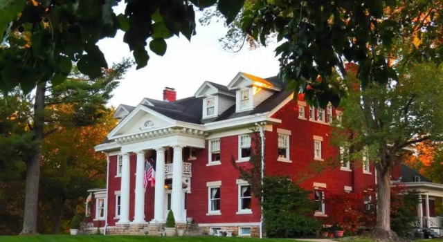 Inn on Crescent Lake Bed and Breakfast, Buchen Sie Hotel Excelsior Springs Missouri