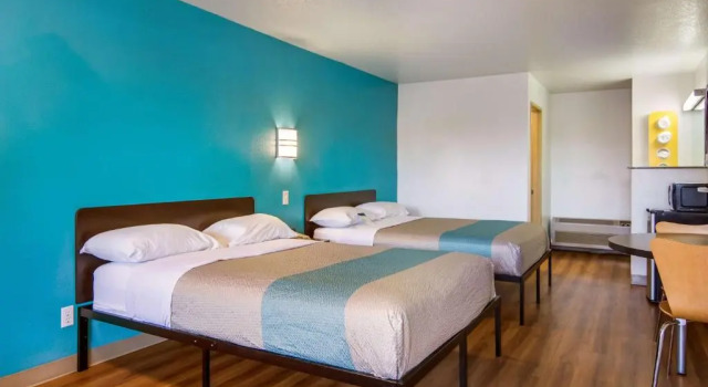 Четырёхместный номер Standard Motel 6 Portland Mall - 205
