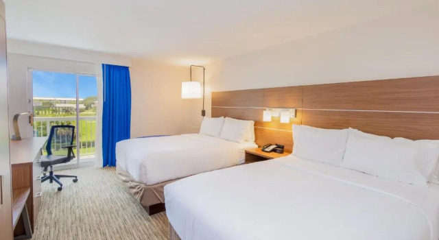 Четырёхместный номер Standard Holiday Inn Express Orange Beach - On The Beach by IHG