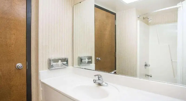 Четырёхместный номер Standard Days Inn & Suites by Wyndham Sutton Flatwoods