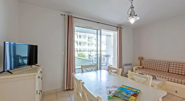 Apartment in France With Stunning Sea View, Забронировать Апартаменты/квартира Отели Плугонвелен с парковкой, Парковка