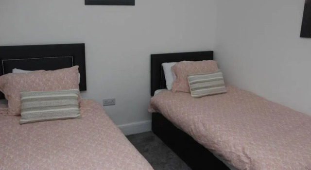 Newly Refurbished 3 Bed 2.5 Bath House in Staines, Забронировать Отель Отели High Weald с парковкой, Парковка