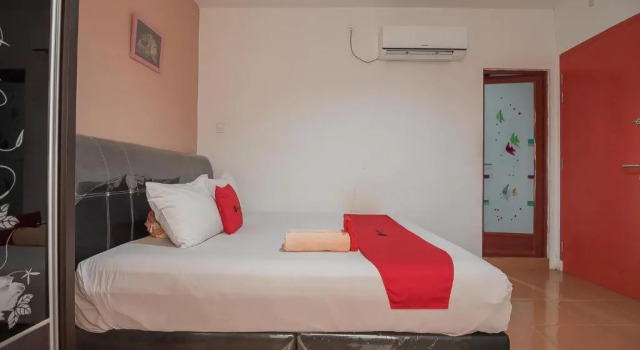 Номер Deluxe RedDoorz @ Batam Center 2