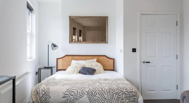 Студия Trendy Studio with Free Parking, Walk to Beach & Shops