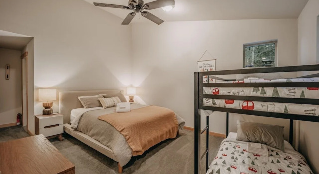 52gs - Hot Tub - Wifi - Pets Ok - Wood Stove - Sleeps 6 2 Bedroom Home by RedAwning, Prenota Casa vacanze Warnick Stati Uniti