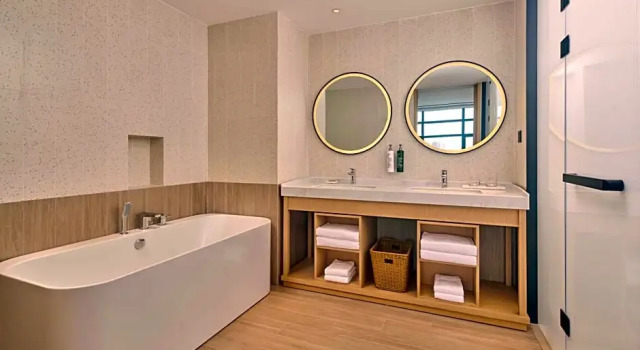 Двухместный люкс Deluxe с балконом Hilton Garden Inn Zhuhai Jinan University