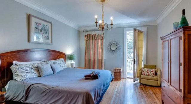 201 York #3 · Homey Downtown 2 Bedroom Steps from the River, จอง โรงแรม ซาวานนาห์ จอร์เจีย