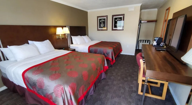 Четырёхместный номер Standard Grand Forks Inn