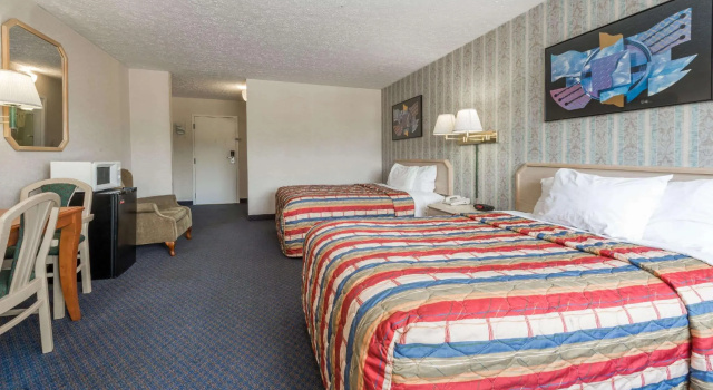 Четырёхместный номер Standard Days Inn by Wyndham Columbus IN