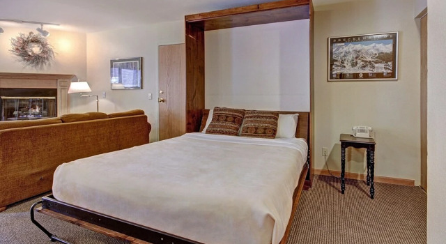 Quaint Studio in Heart of Breck Steps to Snowy Fun by RedAwning, Book Hotel Hoteller i Vail Ski med morgenmad, Morgenmad
