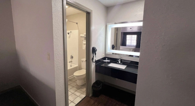 Deluxe Zimmer Days Inn & Suites by Wyndham - Canton First Monday Trade Days