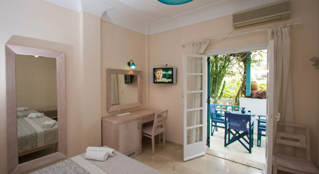 Трёхместный номер Standard Hotel Andreas