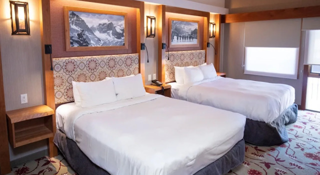 O podwyższonym standardzie czteroosobowy pokój i balkonem Banff Ptarmigan Inn