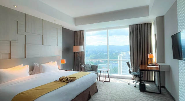Premium Super King Doppel Zimmer Crowne Plaza Bandung, an IHG Hotel