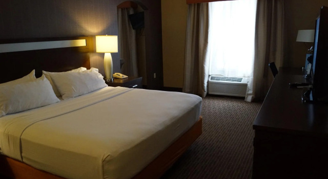 Двухместный люкс Holiday Inn Express Hotel & Suites Watertown - Thousand Islands by IHG
