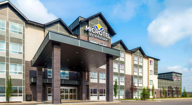 Четырёхместный номер Standard Microtel Inn & Suites by Wyndham Red Deer