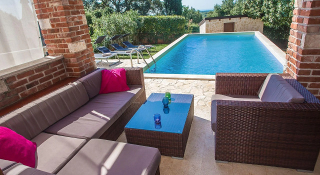 Adorable holiday home with private swimming pool and terrace !
