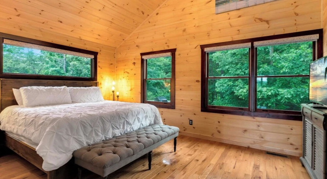 Коттедж Creekside Cabin w/ Hot Tub, Mtn Views & More!