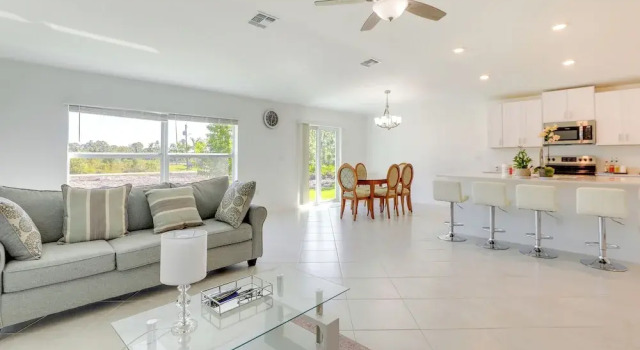 Bright Port Charlotte Home - 2 Mi to Beach!